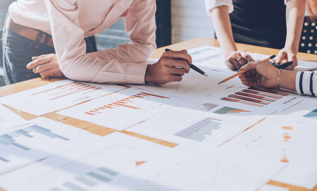 Equipo de consultores analizando gráficos de rendimiento y estrategias de escalamiento para negocios online, en el marco de un servicio de consultoría en e-commerce dirigido a emprendedores y empresas.