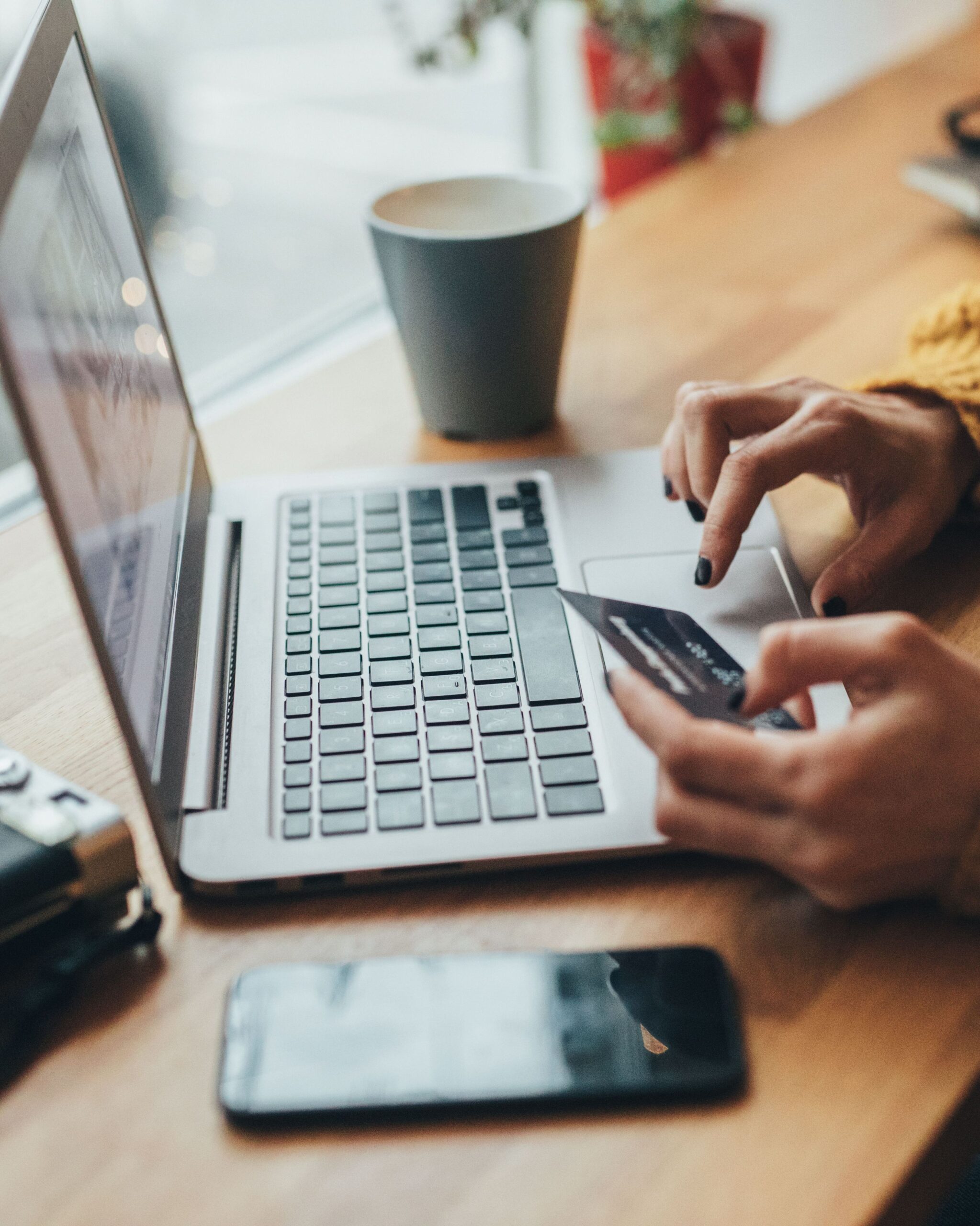Vista de escritorio con tienda online creada en Shopify mostrada en computadora, tablet y smartphone, diseñada para emprendedores y empresas que venden productos digitales y físicos.