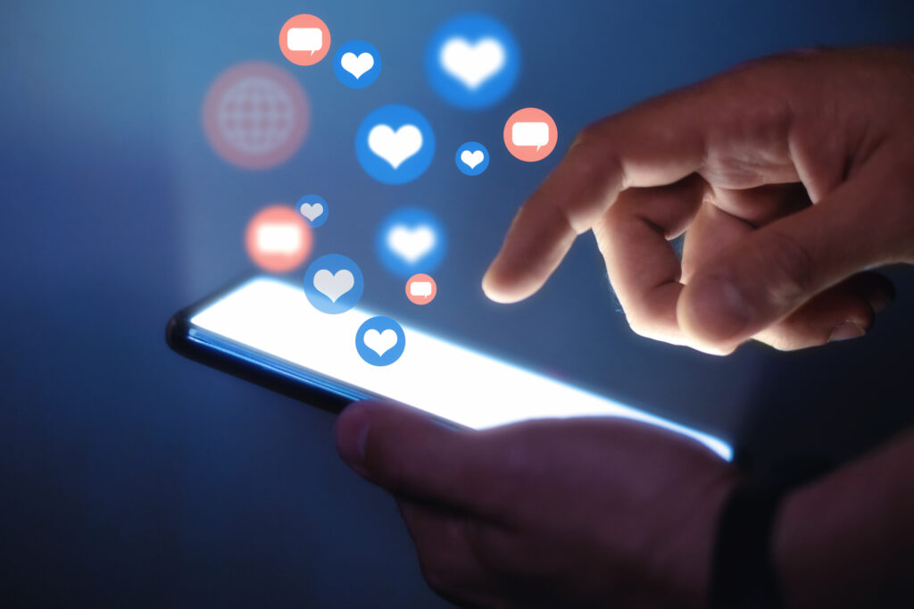 Persona editando contenido audiovisual en computadora con software profesional, orientado a la creación de imágenes y videos para redes sociales como Meta, TikTok y Pinterest, enfocado en emprendedores y empresas.